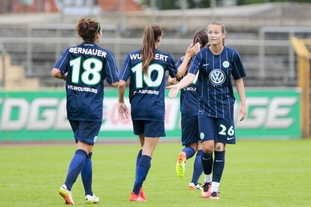 Fußball, Frauen, VfL Wolfsburg - SV Werder Bremen; Tessa Wullaert (Wolfsburg, 10) und Caroline Graham Hansen (Wolfsburg, 26) Jubel, Torjubel, Freude, Emotion, Torerfolg, Aktion, action, goal, goal celebration, celebrates. xtgx