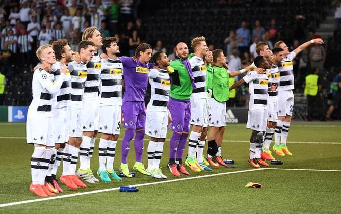 Fussball Champions League Qualifikation Saison 2016 2017 16.08.2016 BSC Young Boys Bern - Borussia Moenchengladbach SCHLUSSJUBEL Team Borussia Moenchengladbach vorn dem Gaestefanblock des Stade de Suisse in Bern; Oscar Wendt, Fabian Johnson, Andreas Christensen, Jannik Vestergaard, Tobias Strobl, Torwart Yann Sommer, Raffael, Torwart Tobias Sippel, Nico Elvedi, Mahmoud Dahoud, Thorgan Hazard, Ibrahima Traore, Christoph Kramer, Tony Jantschke, Lars Stindl und Andre Hahn (v.li.)