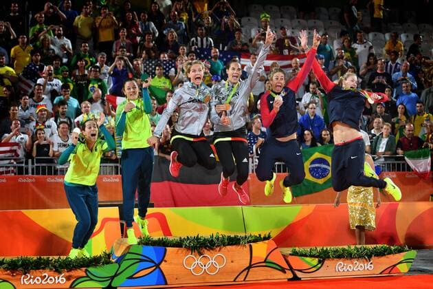 Rio 2016, Beachvolleyball, Damen, Ludwig und Walkenhorst sind Olympiasieger v.li:AGATHA BEDNARCZUK RIPPEL BARBARA SEIXAS DE FREITAS (BRA),Laura LUDWIG ,Kira WALKENHORST (GER),Walsh Jennings April Ross,mit Medaille,Siegerehrung Jubel,Freude,Begeisterung, winner,Sieger,olympic champion. Beachvolleyball Beach volleyball Beachvolleyball Finale der Frauen,women s final. Ludwig Walkenhorst (GER) vs Agatha Barbara (BRA) 2-0. Beach Volleyball Arena,am 17.08.2016. Olympische Sommerspiele 2016, vom 05.08. - 21.08.2016 in Rio de Janeiro Brasilien.