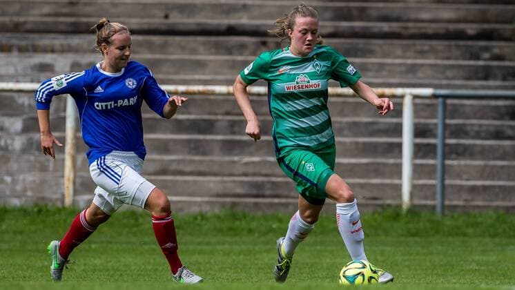 v.li.: Lea Melissa Möller (Moeller, Holstein Kiel, 20) und Stefanie Antonia Sanders (SV Werder Bremen, 20) im Zweikampf, Duell, duel, tackle, Fussball, DFB-Pokal Frauen, Holstein Kiel - SV Werder Bremen, xdgx