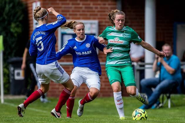 v.li.: Lea Melissa Möller (Moeller, Holstein Kiel, 20) (Mitte) und Stefanie Antonia Sanders (SV Werder Bremen, 20) im Zweikampf, Duell, duel, tackle, Fussball, DFB-Pokal Frauen, Holstein Kiel - SV Werder Bremen, xdgx