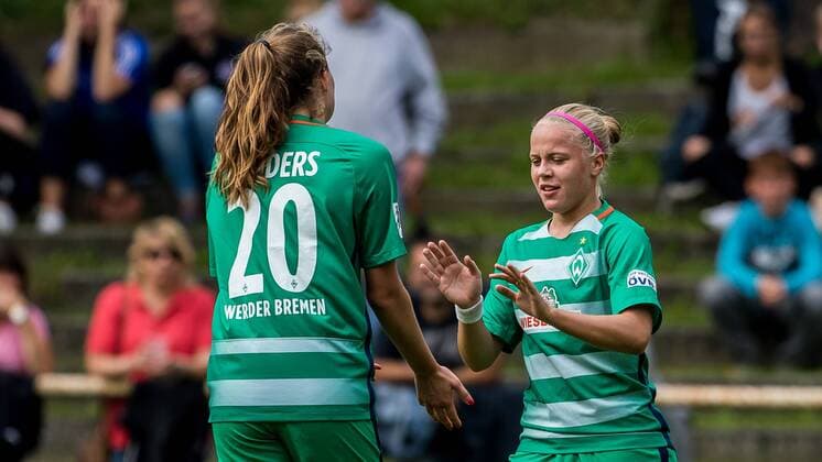 v.li.: Stefanie Antonia Sanders (SV Werder Bremen, 20) und Pia-Sophie Wolter (SV Werder Bremen, 10) beim Torjubel, Goal celebration, celebrate the goal, goal celebration,, Fussball, DFB-Pokal Frauen, Holstein Kiel - SV Werder Bremen, xdgx