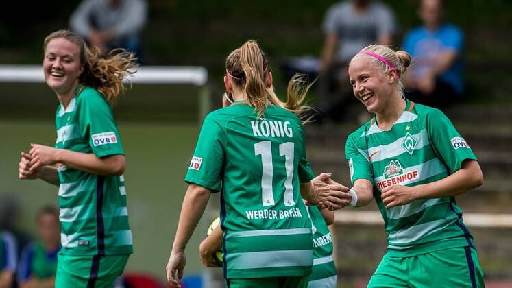 v.li.: Stefanie Antonia Sanders (SV Werder Bremen, 20), Cindy König (Konig, Koenig, SV Werder Bremen, 11) und Pia-Sophie Wolter (SV Werder Bremen, 10) beim Torjubel, Goal celebration, celebrate the goal, goal celebration,, Fussball, DFB-Pokal Frauen, Holstein Kiel - SV Werder Bremen, xdgx
