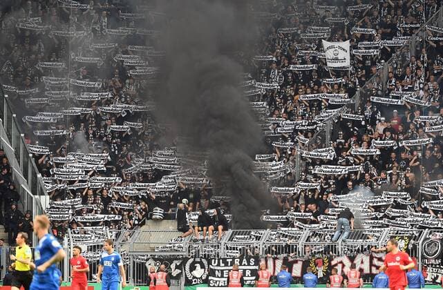 21.08.2016, xjhx, Fussball DFB-Pokal 1.Runde, 1. FC Magdeburg - Eintracht Frankfurt, emspor , v.l. Fans Eintracht Frankfurt, Stimmung, Schals, n zuenden Bengalos, Rauchbomben, Feuerwerk21.08.2016, xjhx, Fussball DFB-Pokal 1.Runde, 1. FC Magdeburg - Eintracht Frankfurt, emspor , v.l. Magdeburg