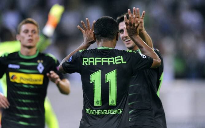 Fussball, Qualifikation zur UEFA Champions League, Herren, Saison 2016 2017, Rückspiel, Borussia Park Mönchengladbach, Bor. Mönchengladbach, BMG (schwarz) - Young Boy Bern (weiss) 6:1; Jubel Raffael (Gladbach) nach seinem Tor zum 3:0, zusammen mit Lars Stindl (Gladbach) und Thorgan Hazard (Gladbach). Jubel, Freude, Aktion.