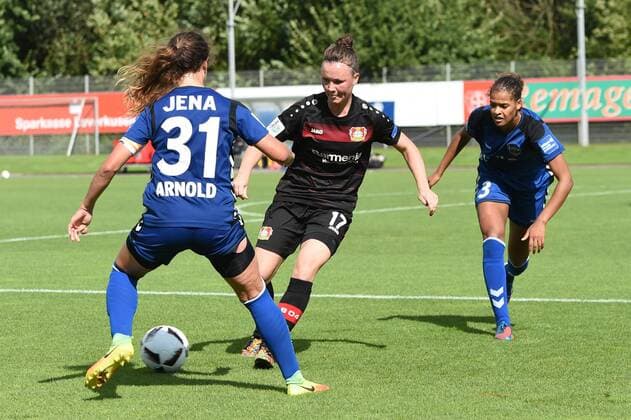 Julia Arnold 31 (USV Jena) im Zweikampf mit Marina Hegering 17 (Bayer 04 Leverkusen), Zweikampf, Duell, duel, tackle, Aktion, Action,, Fussball, Allianz Frauen-Bundesliga, Bayer 04 Leverkusen - FF USV Jena, xmhx