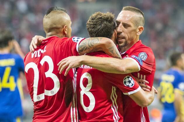 Fußball, CL, Bayern München - FK Rostow GER, CL Gruppe D, FC Bayern Muenchen (GER) vs FC Rostow (RUS) 13.09.2016, Allianz Arena, Muenchen, GER, CL Gruppe D, FC Bayern Muenchen (GER) vs FC Rostow (RUS) , im Bild Jubel nach dem Tor zum 5-0 durch Juan Bernat (FCB 18) mit Arturo Vidal (FCB 23) Franck Ribery (FCB 7) Foto © nordphoto Straubmeier nordphotox xStraubmeier