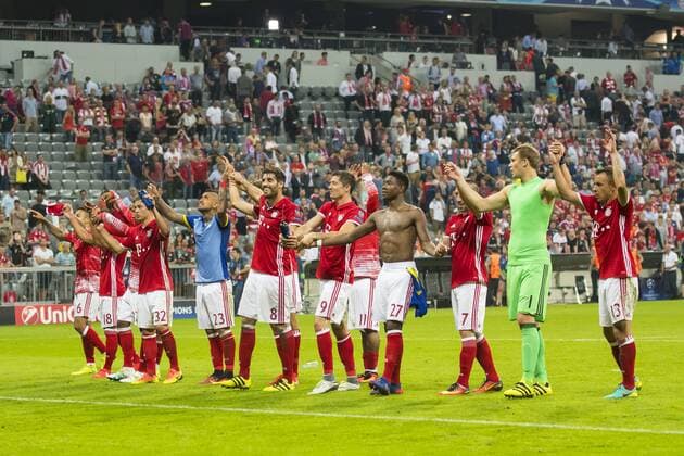 Fußball, CL, Bayern München - FK Rostow GER, CL Gruppe D, FC Bayern Muenchen (GER) vs FC Rostow (RUS) 13.09.2016, Allianz Arena, Muenchen, GER, CL Gruppe D, FC Bayern Muenchen (GER) vs FC Rostow (RUS) , im Bild Die Bayern feiern ihren Sieg mit den Fans Foto © nordphoto Straubmeier nordphotox xStraubmeier