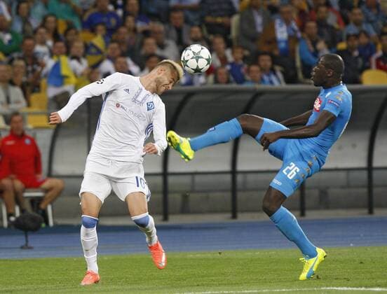 Fußball, CL, Dynamo Kiew - SSC Neapel September 13, 2016 - Kiev, Ukraine - Andriy Yarmolenko (L) of Dynamo in action against Kalidou Koulibaly (R) of Napoli,during the UEFA Champions League,group B, football match between Dynamo Kyiv and SSC Napoli,at the Olimpiyskiy stadium,in Kiev, Ukraine, 13 September,2016. FC Dynamo Kyiv v SSC Napoli - UEFA Champions League - ZUMAn230