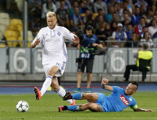 Fußball, CL, Dynamo Kiew - SSC Neapel September 13, 2016 - Kiev, Ukraine - Andriy Yarmolenko (L) of Dynamo in action against Marek Hamsik (R) of Napoli,during the UEFA Champions League,group B, football match between Dynamo Kyiv and SSC Napoli,at the Olimpiyskiy stadium,in Kiev, Ukraine, 13 September,2016. FC Dynamo Kyiv v SSC Napoli - UEFA Champions League - ZUMAn230
