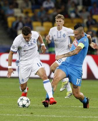 Fußball, CL, Dynamo Kiew - SSC Neapel September 13, 2016 - Kiev, Ukraine - Junior Moraes (L) of Dynamo in action against Marek Hamsik (R) of Napoli,during the UEFA Champions League,group B, football match between Dynamo Kyiv and SSC Napoli,at the Olimpiyskiy stadium,in Kiev, Ukraine, 13 September,2016. FC Dynamo Kyiv v SSC Napoli - UEFA Champions League - ZUMAn230