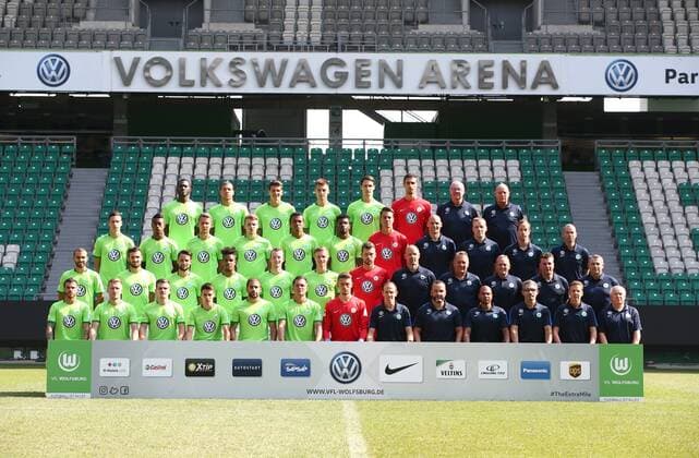 hintere Reihe von links: Josuha Guilavogui, Jeffrey Bruma, Mario Gomez, Robin Knoche, Philipp Wollscheid, Koen Casteels (Torwart), Heribert Rüttger Ruettger (Zeugwart), Jörg Joerg Drill (Masseur) vorletzte Reihe von links: Julian Draxler, Bruno Henrique, Paul Seguin, Jannes Horn, Luiz Gustavo, Carlos Ascues, Diego Benaglio (Torwart), Felix Sunkel (Athletiktrainer), Olaf Rebbe (Leiter , Elk Jörn Joern (Teammanager), Nils Scholz (Zeugwart) zweite Reihe von links: Borja Mayoral, Daniel Caligiuri, Christian Träsch Traesch, Daniel Didavi, Maximilian Arnold, Yannick Gerhardt, Max Grün Gruen (Torwart), Andreas Hilfiker (Torwarttrainer), Ton Lokhoff (Assistenztrainer), Dirk Bremser (Assistenztrainer), Dieter Hecking (Cheftrainer), Klaus Allofs (Geschäftsführer Geschaeftsfuehrer) erste Reihevon links: Vierinha, Jakub Blaszczykowki, Sebastian Jung, Josip Brekalo, Ricardo Rodriguez, Marcel Schäfer Schaefer, Phillip Menzel (Torwart), Oliver Mutschler (Reha- und Athletiktrainer), Alexander Steinbrenner Chiroprktor), Sascha Weiß Weiss (Physiotherapeut), Michele Putaro (Leitender Physiotherapeut), Dr. Gunter Wilhelm (Mannschaftsarzt), Dr. Günter Guenter Pfeiler (Mannschaftsarzt) Sport Fußball Fussball GER 1.BL Porträttermin 2016 2017 Mannschaftsfoto VfL Wolfsburg 14.09.2016