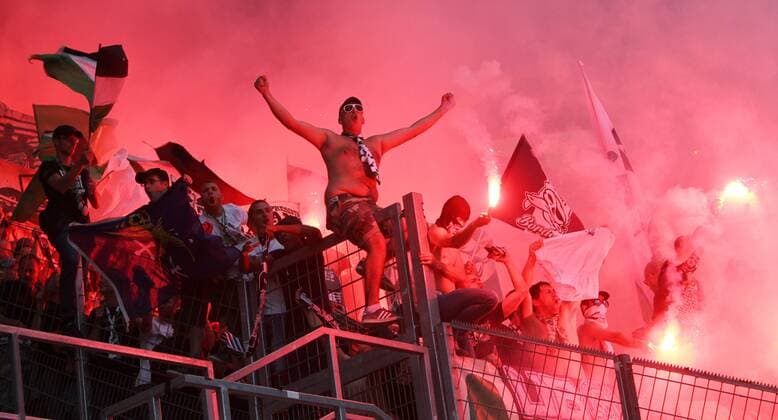 Bilder des Tages - SPORT Fußball, EL, FSV Mainz 05 - AS St. Etienne, Pyrotechnik der Fans aus St. Etienne UEFA Europa League, 1. FSV Mainz 05 - AS St. Etienne, 1. Spieltag, Gruppenphase, Gruppe C, Saison 2016 2017 , 15.09.2016 in Mainz (GER), xmdx, St Etienne Fans zuenden vor Spielbeginn bengalisches feuer, üyrotechnik 1. FSV Mainz 05 - AS St. Etienne