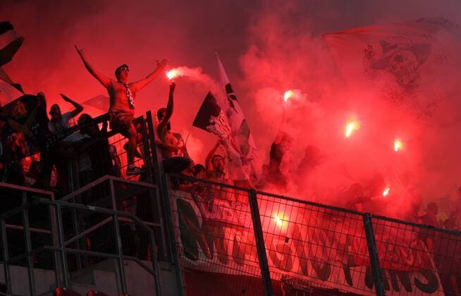 Fußball, EL, FSV Mainz 05 - AS St. Etienne, Pyrotechnik der Fans aus St. Etienne UEFA Europa League, 1. FSV Mainz 05 - AS St. Etienne, 1. Spieltag, Gruppenphase, Gruppe C, Saison 2016 2017 , 15.09.2016 in Mainz (GER), xmdx, St Etienne Fans zuenden vor Spielbeginn bengalisches feuer, üyrotechnik 1. FSV Mainz 05 - AS St. Etienne