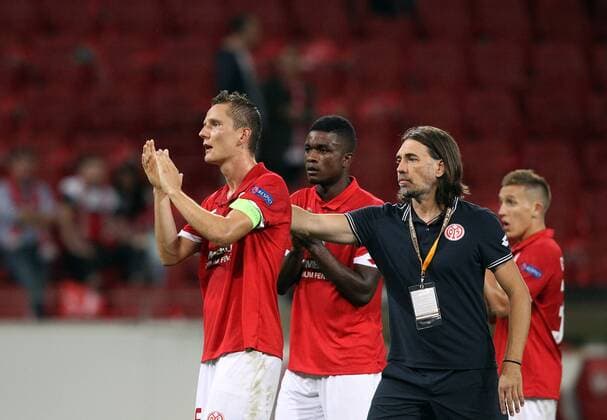 v.li.: Niko Bungert (1. FSV Mainz 05) enttäuscht schauend, Enttäuschung, disappointed, bedankt sich bei den Fans, bedanken, Dank, mit Trainer Martin Schmidt (1. FSV Mainz 05) , Fussball, UEFA Europa League, 1. FSV Mainz 05 - AS Saint-Etienne, xmrx