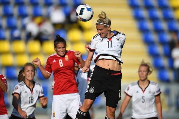 Kopfball Anja Mittag (Deutschland , Germany , DFB ) (11) führt zum Eigentor von Viktoria Szabo ( Ungarn , Hungary ) (8) 0:1 , Dynamik Györ, Ungern, 20.09.2016 - Fussball, Euro 2017 Qualifikation - Frauen - Ungarn - Deutschland, Fussball, Euro 2017 Qualifikation - Frauen - Ungarn - Deutschland, xmkx