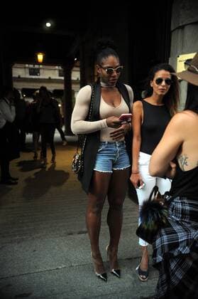 Tennis, Serena Williams unterwegs in Mailand Milan, Serena Williams has lunch with friends in the center Serena Williams, American tennis champion, in Milan for the charity tournament in favor of the foundation of Nole Djokovic, he went to lunch at a downtown restaurant along with two friends. It comes to about 17 and calls for a bit of privacy, security, taking off the photographers, and a platter of salad, ensure that the waiters bring and season immediately. Leaving Serena Williams prefers to call a taxi to avoid being photographed, then he applied for and obtained out of a side door eluding the paparazzi. Copyright: xMimmoxCarrierox