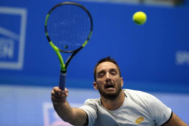 Tennis, ATP Turnier in Sankt Petersburg September 23, 2016 - Saint Petersburg, ATP Tennis Herren World Tour, Ball, Canada, Ho, Russia - Viktor Troicki of Serbia returns the ball to Stan Wawrinka of Switzerland during the St. Petersburg Open ATP tennis tournament match in St. Petersburg, Russia, September 23, 2016. Stan Wawrinka v Viktor Troicki - St. Petersburg Tennis Open 2016 - ZUMAn230