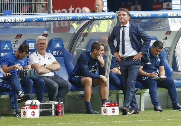 Bruno Labbadia, Trainer HSV Ganzfigur, Aktion, Portrait, Einzelbild gestikuliert und gibt Anweisungen, Aktion, Einzelbild, Gestik, Geste, Handbewegung, zeigen, deuten Emotionen, enttaeuscht, Enttaeuschung, Frust, frustriert, Trauer ,traurig, verzweifelt, Verzweiflung HAMBURGER SV - FC BAYERN MUENCHEN 0-1 Fussball 1. Bundesliga , Hamburg, am 24.09.2016, 05.Spieltag, Saison 2016 2017, 1.Liga, 1.Bundesliga,HSV, FCB, Hamburger Sportverein