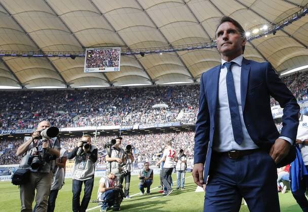 Bruno Labbadia, Trainer HSV Halbfigur, Freisteller , Aktion, Einzelbild, Portrait, Porträt, nachdenklich Emotionen, enttaeuscht, Enttaeuschung, Frust, frustriert, Trauer ,traurig, verzweifelt, Verzweiflung HAMBURGER SV - FC BAYERN MUENCHEN 0-1 Fussball 1. Bundesliga , Hamburg, am 24.09.2016, 05.Spieltag, Saison 2016 2017, 1.Liga, 1.Bundesliga,HSV, FCB, Hamburger Sportverein