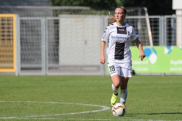 Sarah Puntigam (Freiburg, 18), am Ball, Freisteller, Ganzkörper, Einzelbild, Aktion, Action, Fussball, Allianz Frauen-Bundesliga, TSG 1899 Hoffenheim - SC Freiburg, xozx
