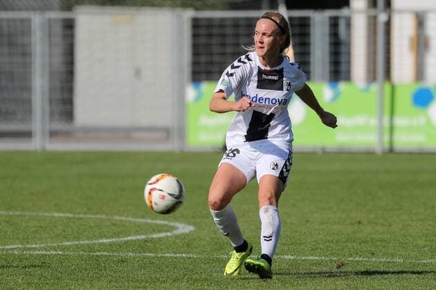 Sarah Puntigam (Freiburg, 18), am Ball, Freisteller, Ganzkörper, Einzelbild, Aktion, Action, Fussball, Allianz Frauen-Bundesliga, TSG 1899 Hoffenheim - SC Freiburg, xozx