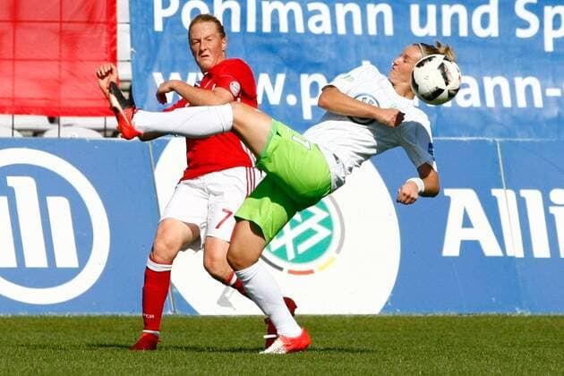 DEU, FFB, Allianz-Bundesliga, FC Bayern Muenchen vs. VfL Wolfsburg 25.09.2016, Gruenwalder Stadion, Muenchen, DEU, FFB, Allianz-Bundesliga, FC Bayern Muenchen vs. VfL Wolfsburg, im Bild Melanie Behringer (FC Bayern Muenchen, 7) gegen Alexandra Popp (VfL Wolfsburg, 11) nordphotoxRMG