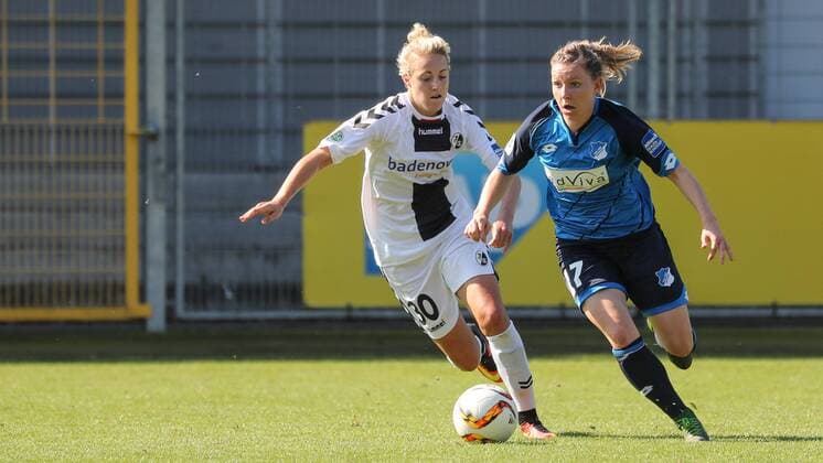 v.li.: Carolin Simon (Freiburg, 30), Emily Evels (TSG, 17), Zweikampf, Duell, duel, tackle, tackling, Dynamik, Action, Aktion, Fussball, Allianz Frauen-Bundesliga, TSG 1899 Hoffenheim - SC Freiburg, xozx