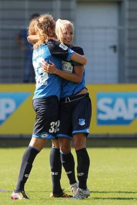 v.li.: Torschützin Fabienne Dongus (TSG, 33) und Stephanie Breitner (TSG, 12), jubeln über das Tor zum 1:0, Jubel, Torjubel, Torerfolg, celebrate the goal, goal, celebration, Jubel ueber das Tor, optimistisch, Action, Aktion, Fussball, Allianz Frauen-Bundesliga, TSG 1899 Hoffenheim - SC Freiburg, xozx