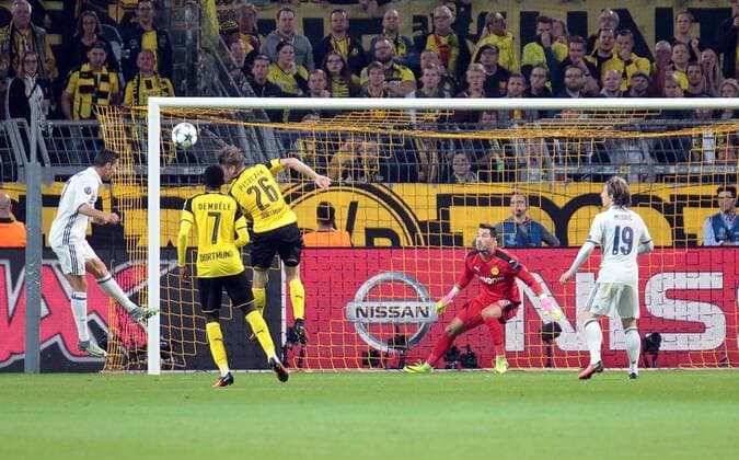 Bilder des Tages - SPORT 27.09.2016, xovx, Fussball UEFA Champions League, Borussia Dortmund - Real Madrid, emspor emonline, v.l. Christiano Ronaldo (Real Madrid), das Tor zaehlt wegen Abseits nicht, Ousmane Dembele (Borussia Dortmund), Sokratis (Borussia Dortmund), Roman Buerki (Borussia Dortmund), Luka Modric (Real Madrid), Aktion. Dortmund