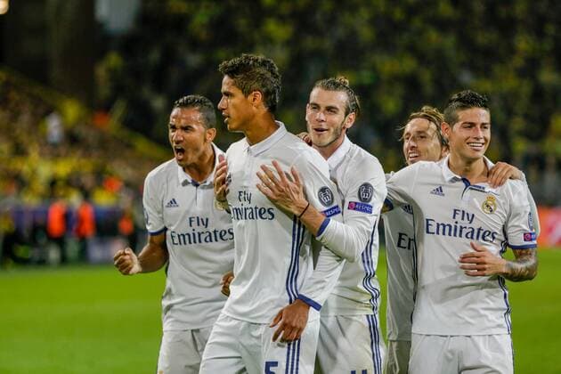 GER, Champions League, Borussia Dortmund vs Real Madrid 27.09.2016, Signal Iduna Park, Dortmund, GER, Champions League, Borussia Dortmund vs Real Madrid, im Bild picture shows VARANE (Real Madrid 5) bejubelt sein Tor zum 1:2 celebrates after scoring 1:2 with BALE (Real Madrid 11), CARVAJAL (Real Madrid 2), MODRIC (Real Madrid 19), VARANE (Real Madrid 5), Foto@ nordphoto Rauch nordphotox xrauch