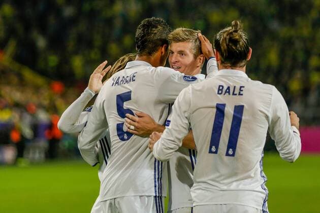 GER, Champions League, Borussia Dortmund vs Real Madrid 27.09.2016, Signal Iduna Park, Dortmund, GER, Champions League, Borussia Dortmund vs Real Madrid, im Bild picture shows VARANE (Real Madrid 5) bejubelt sein Tor zum 1:2 celebrates after scoring 1:2 with BALE (Real Madrid 11), VARANE (Real Madrid 5), Toni KROOS (Real Madrid 8), Foto@ nordphoto Rauch nordphotox xrauch