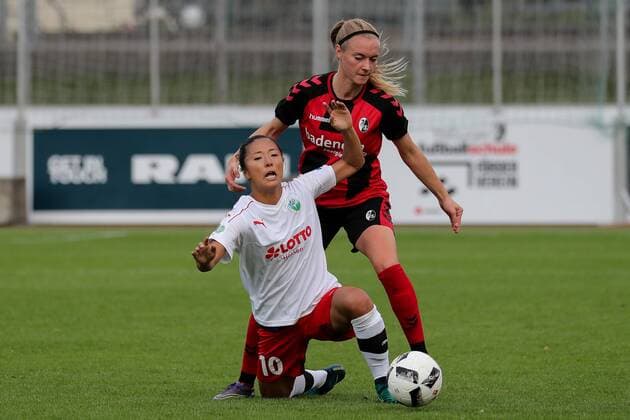 v.li.: Yuki Nagasato (Frankfurt, 10), Sarah Puntigam (Freiburg, 18), Zweikampf, Duell, duel, tackle, tackling, Dynamik, Action, Aktion, Fussball, Allianz Frauen-Bundesliga, SC Freiburg - 1. FFC Frankfurt, xozx