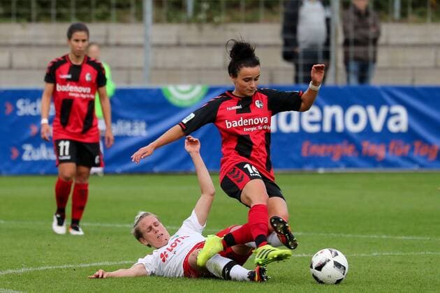v.li.: Lina Maria Magull (Freiburg, 16), Sophie Schmidt (Frankfurt, 12), Zweikampf, Duell, duel, tackle, tackling, Dynamik, Action, Aktion, Fussball, Allianz Frauen-Bundesliga, SC Freiburg - 1. FFC Frankfurt, xozx