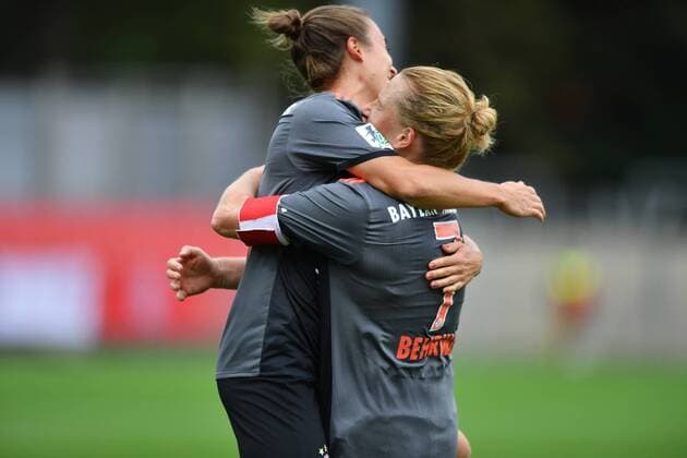 Jubel, Freuen, celebrate, happy, cheer , Goal Celebration Umarmung Gina Lewandowski (FC Bayern Muenchen) mit Melanie Behringer (FC Bayern Muenchen, Mel Behringer), Fussball, Allianz Frauen-Bundesliga, Bayer 04 Leverkusen - FC Bayern München, xmkx