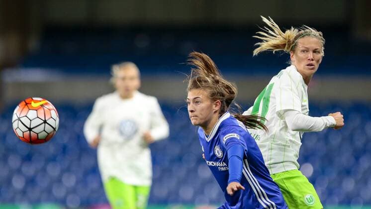 vl Hannah Blundell (Chelsea, 3) gegen Lara Dickenmann (Wolfsburg, 21) Zweikampf, Duell, duel, tackle, Dynamik, Action, Aktion, Fussball, UEFA Women s Champions League, Chelsea Ladies FC - VfL Wolfsburg, xtgx