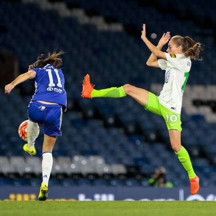 vl Claire Rafferty, Tessa Wullaert (Wolfsburg, 10) Zweikampf, Duell, duel, tackle, Dynamik, Action, Aktion, Fussball, UEFA Women s Champions League, Chelsea Ladies FC - VfL Wolfsburg, xtgx