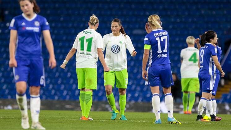Alexandra Popp (Alex Popp, Wolfsburg, 11) und Sara Björk Gunnarsdottir (Wolfsburg, 7) Jubel nach Spielende, Freude über den Sieg, Erfolg, success , Niamh Fahey (Chelsea, 6) und Katie Chapman (Chelsea, 17) enttäuscht schauend, Enttäuschung, Frustration, disappointed, pessimistisch, Fussball, UEFA Women s Champions League, Chelsea Ladies FC - VfL Wolfsburg, xtgx