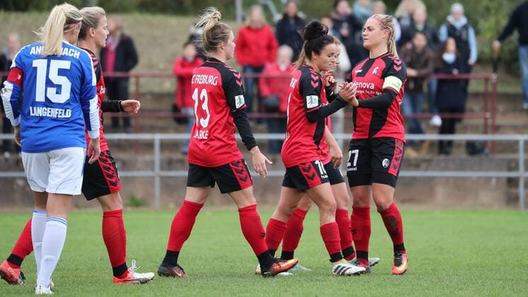 Spielerinnen des SC Freiburg jubeln über das Tor zum 0:1, Jubel, Torjubel, Torerfolg, celebrate the goal, goal, celebration, Jubel ueber das Tor, optimistisch, Action, Aktion, Fussball, DFB-Pokal der Frauen, SG 99 Andernach - SC Freiburg, xozx