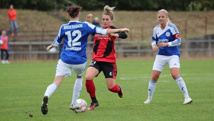v.li.: Natascha Schneider (SG99, 12), Sandra Starke (Freiburg, 13), Eva Langenfeld (SG99, 15), Zweikampf, Duell, duel, tackle, tackling, Dynamik, Action, Aktion, Fussball, DFB-Pokal der Frauen, SG 99 Andernach - SC Freiburg, xozx