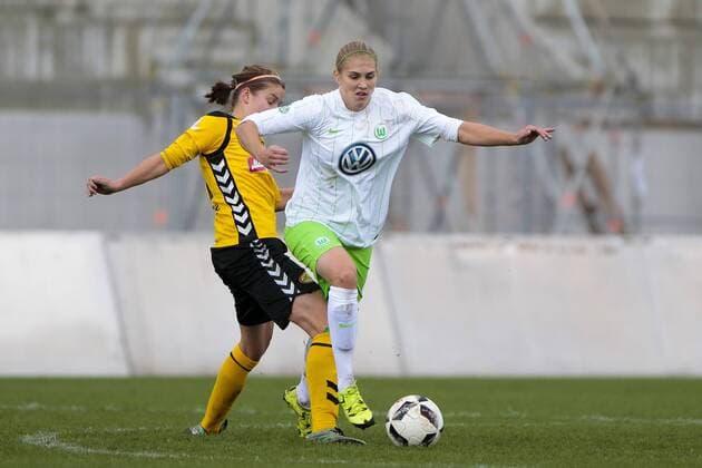 Johanna Tietge setzt sich gegen Judith Knieling durch Zweikampf, Duell, duel, tackle, Dynamik, Action, Aktion, Fussball, DFB Pokal Frauen, 1. FFC Fortuna Dresden - VfL Wolfsburg, xtgx