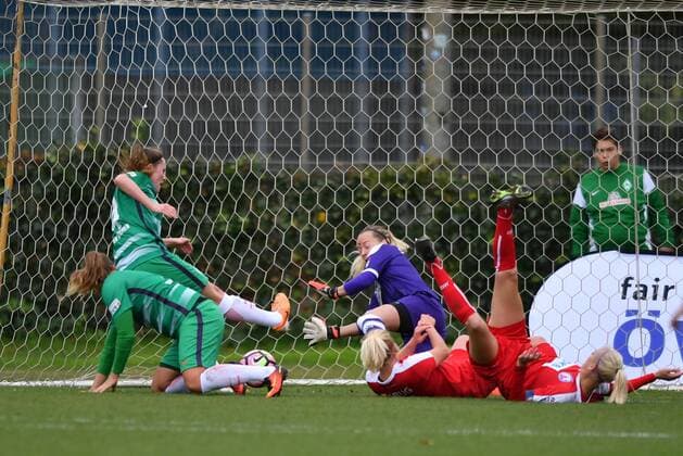 Fußball, Damen, DFB Pokal, SV Werder Bremen - 1. FFC Turbine Potsdam in Aktion, in Action , Gewühl im Strafraum - Reena Wichmann (Werder Bremen) (14) schiebt Ball ins Tor , Tor, Goal , But, Treffer, Frauenfussball - DFB Pokal der Frauen - SV Werder Bremen - 1.FFC Turbine Potsdam, xmkx