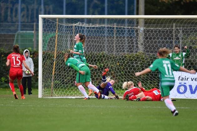 Fußball, Damen, DFB Pokal, SV Werder Bremen - 1. FFC Turbine Potsdam Jubel, Freuen, celebrate, happy, cheer , Goal Celebration Reena Wichmann (Werder Bremen) (14) bejubelt ihr Tor, Frauenfussball - DFB Pokal der Frauen - SV Werder Bremen - 1.FFC Turbine Potsdam, xmkx