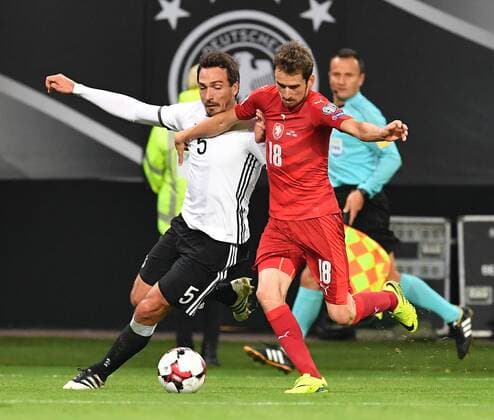 Mats Hummels (Deutschland), am Ball, rechts Tomas Horava (Tschechien) Deutschland - Tschechien Germany - Czech Republic Fussball, Nationalmannschaft, DFB, Qualifikation WM 2018, WM-Quali, Deutscher Fussball Bund, 2016, Fußball, Fussball, soccer, Herren, Deutschland, Germany. Hamburg, 8.10.2016