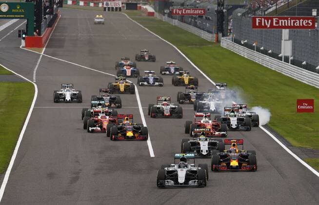 Motorsports: FIA Formula One World Championship WM Weltmeisterschaft 2016, Grand Prix of Japan, 6 Nico Rosberg (GER, Mercedes AMG Petronas Formula One Team), 33 Max Verstappen (NLD, Red Bull Racing), 11 Sergio Perez (MEX, Sahara Force India F1 Team), start, mass, Masse, Menge, viele, many xHOCHxZWEIx