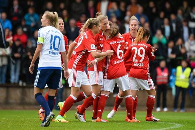 Bild zeigt: Torjubel FC Bayern Muenchen, Torschützin Melanie Leupolz (FC Bayern Muenchen, Melli Leupolz) Riegelsberg, Deutschland, 09.10.2016 - Fussball, Frauenfussball, FC Riegelsberg - FC Bayern Muenchen, Fussball, Frauenfussball, FC Riegelsberg - FC Bayern Muenchen, xKLx