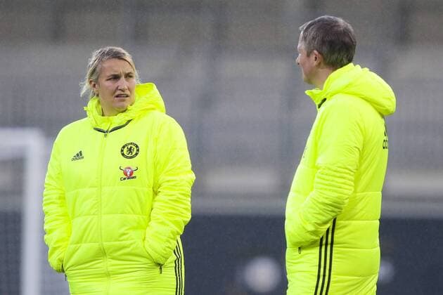 vl Emma Hayes (Chelsea, Trainerin, coach) mit Co-Trainer assistant coach Paul Green, stehen im Regen, englisches Wetter, rainy weather, British weather, Fussball, UEFA Women s Champions League, Abschlusstraining Chelsea FC, xtgx
