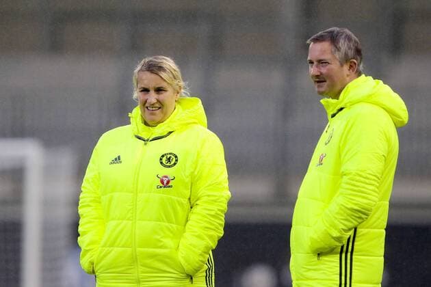 vl Emma Hayes (Chelsea, Trainerin, coach) mit Co-Trainer assistant coach Paul Green, stehen im Regen, englisches Wetter, rainy weather, British weather, Fussball, UEFA Women s Champions League, Abschlusstraining Chelsea FC, xtgx