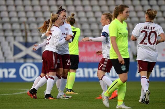 Fußball, Damen, CL, Bayern München - Hibernian Edinburgh v.li.: Anna Gerhardt (FC Bayern München, FCB, 27) Viktoria Schnaderbeck (FC Bayern München, FCB, 25) Melanie Behringer (FC Bayern München, FCB, 7) Claire WILLIAMSON (Hibernian Ladies FC, 2) Leonie Maier (FC Bayern München, FCB, 20) mit Torjubel, Jubel, Torjubel, Torerfolg, celebrate the goal, goal, celebration, Jubel ueber das Tor zum 1:0 durch Anna Gerhardt (FC Bayern München, FCB, 27), Claire WILLIAMSON (Hibernian Ladies FC, 2) enttäuscht schauend, Enttäuschung, Frustration, disappointed, pessimistisch , optimistisch, Action, Aktion , Fussball, UEFA Women s Champions League, FC Bayern München - Hibernian Ladies FC Edinburgh, xslx