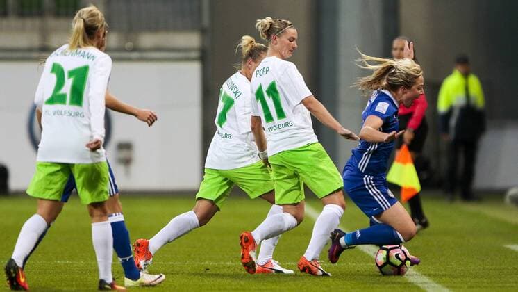 vl Alexandra Popp (Alex Popp, Wolfsburg, 11), Isabel Kerschowski (Wolfsburg, 27), Gemma Davison (Chelsea, 7) Zweikampf, Duell, duel, tackle, Dynamik, Action, Aktion, Fussball, UEFA Women s Champions League, VfL Wolfsburg - Chelsea Ladies FC, xtgx